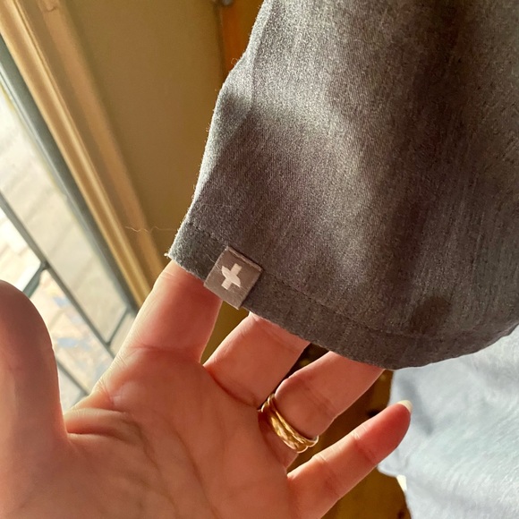 🩺Figs Catarina One-Pocket Scrub Top in Graphite🩺 NWOT - Picture 5 of 15